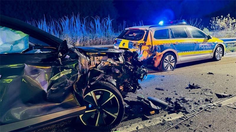 Bei dem Unfall wurde auch ein Streifenwagen der Polizei schwer beschädigt.