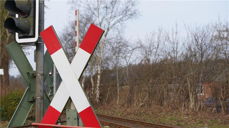 Bei dem Unfall wurde der Autofahrer schwer verletzt. (Symbolbild)