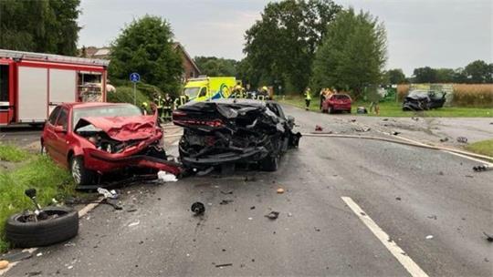 Bei dem Unfall wurden Fahrzeuge in den Gegenverkehr geschleudert.