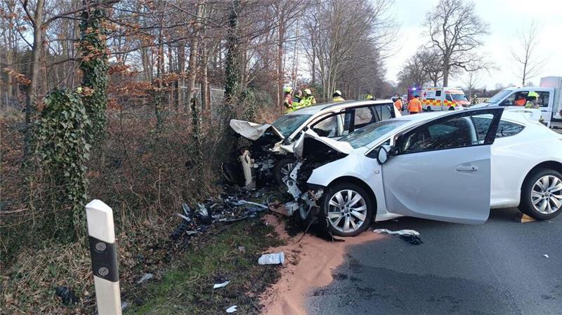 Sechs Schwerverletzte bei Unfall mit Schüler-Taxi in Niedersachsen Bei dem Unfall wurden auch vier Schüler schwer verletzt.