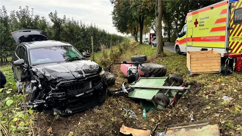 Bei dem Unfall wurden beide Fahrzeuge von der Straße geschleudert.