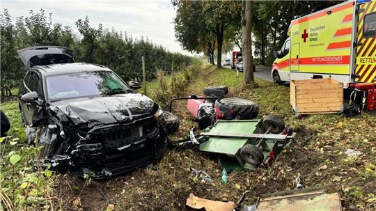 Bei dem Unfall wurden beide Fahrzeuge von der Straße geschleudert.