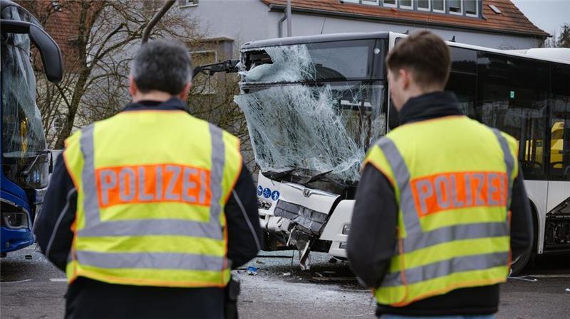 Busunfall mit 33 Verletzten – Kitagruppe betroffen Bei dem Unfall wurden die Frontscheiben der Busse stark beschädigt.