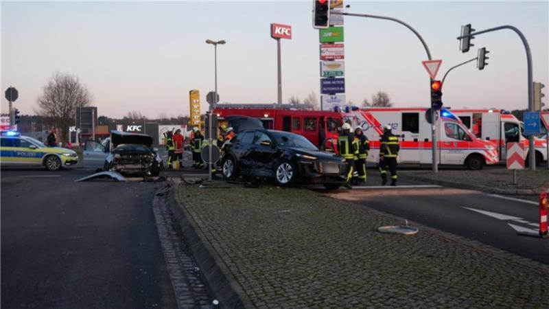 Bei dem Unfall wurden drei Personen verletzt, darunter ein neun Monate altes Baby.
