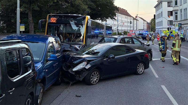 Bei dem Unfall wurden mehrere Fahrzeuge beschädigt - die Passagiere im Bus hatten Glück im unglück.