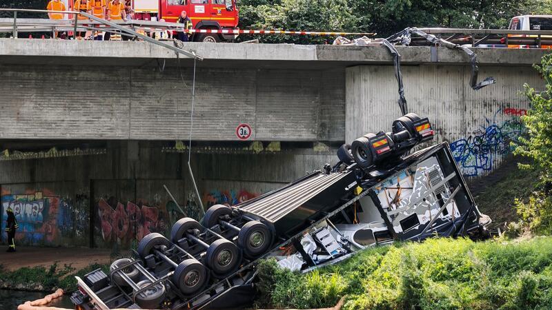 Bei dem Unfall wurden zwei Menschen schwer verletzt.