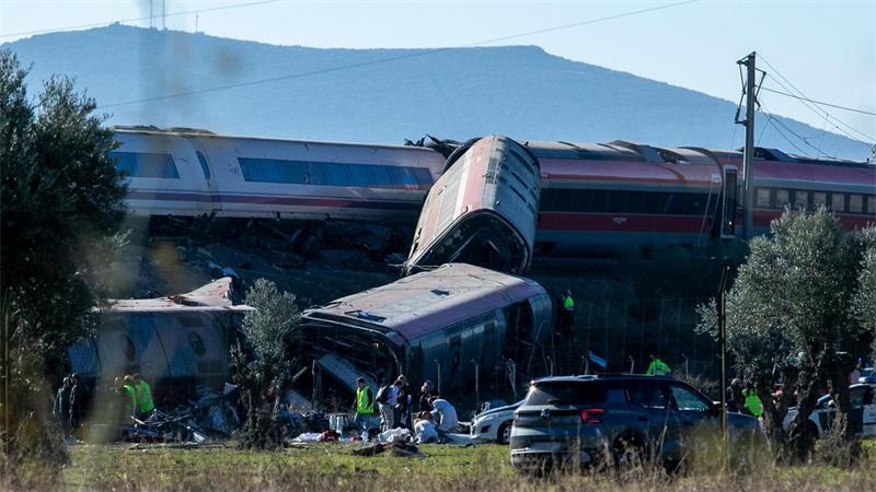 Bei dem Unglück entgleisten zwei Waggons eines Zuges des privaten Bahnunternehmens Iryo.