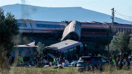 Bei dem Unglück entgleisten zwei Waggons eines Zuges des privaten Bahnunternehmens Iryo.