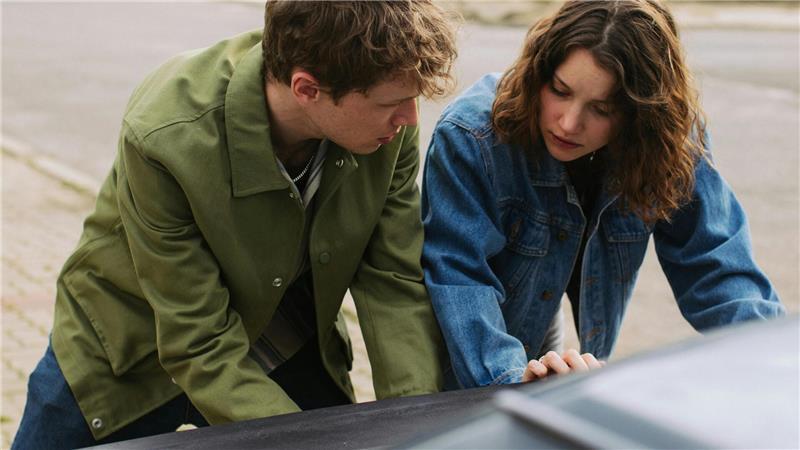 Bei dem Versuch, das Auto einen Berg hinaufzuschieben, wurden zwei Menschen in Buchholz (Kreis Harburg) verletzt (Symbolbild).