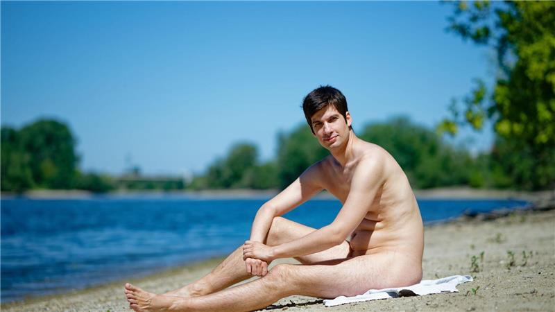 Politiker plant FKK-Swinger-Fahrt - und intimen Vorab-Kurs Bei dem Workshop könnte es laut Ferrat auch intim werden.