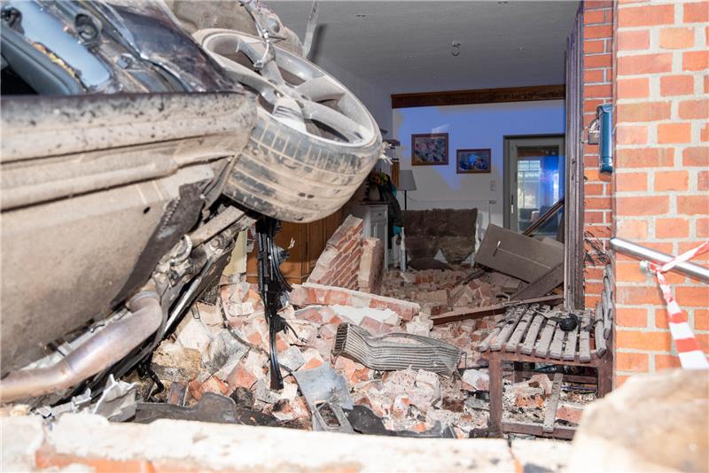 Audi kracht in Haus in Bargstedt - 100.000 Euro Schaden Bei dem Zusammenprall flogen die Mauerteile bis in den Flur. Foto: JOTO