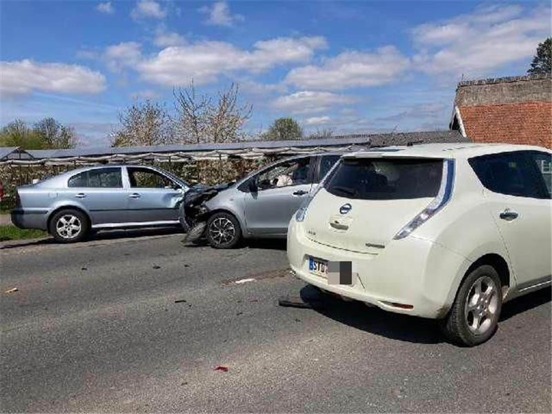 Bei dem Zusammenstoß der Fahrzeuge wurden zwei Insassen leicht verletzt. Foto: Polizei