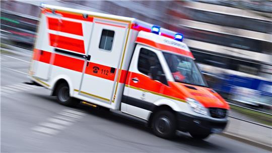 Bei dem Zusammenstoß eines Autos mit einem abbiegenden Traktor ist ein 19 Jahre alter Mann lebensgefährlich verletzt worden. (Symbolbild)