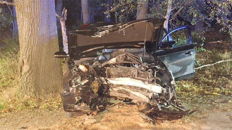 Bei dem Zusammenstoß mit einem Baum wurde der Pkw völlig zerstört.