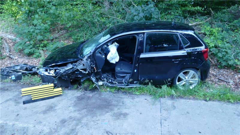 Auto gerät nahe Hemmoor in Gegenverkehr – Fahrerinnen teilweise schwer verletzt Bei dem Zusammenstoß wurde der Pkw der Unfallverursacherin zerstört. Foto: Polizei