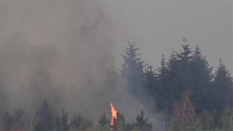 Größter Waldbrand in NRW – Evakuierung in der Eifel Bei dem großen Waldbrand nahe Hürtgenwald im nordrhein-westfälischen Kreis Düren hat sich die Lage in der Nacht zugespitzt.