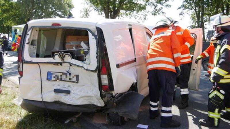Bei dem heftigen Auffahrunfall wurde die Fahrerin des VW-Caddy leicht verletzt. An dem mit tierärztlichen Utensilien und Medikamenten beladenen Fahrzeug entstand erheblicher Sachschaden.