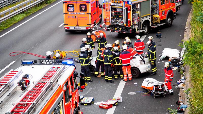 Bei dem schweren Unfall auf der A1 bei Hamburg-Öjendorf wird das Unfallauto durch die Luft gewirbelt. Der Fahrer wird schwer verletzt.