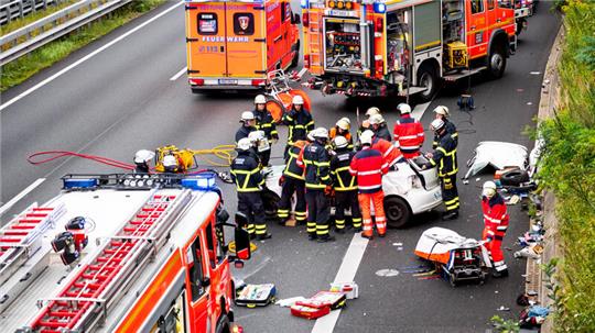 Bei dem schweren Unfall auf der A1 bei Hamburg-Öjendorf wird das Unfallauto durch die Luft gewirbelt. Der Fahrer wird schwer verletzt.