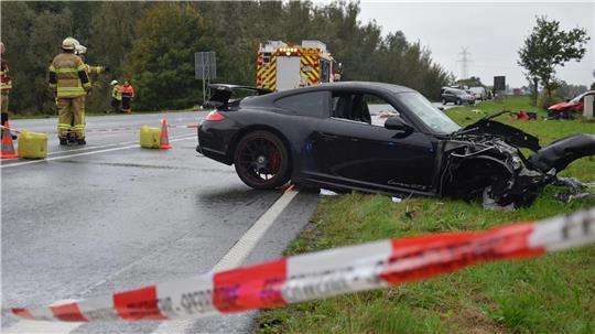 Bei dem schweren Unfall, der sich am 7. Oktober 2023 bei Hiddingen ereignete, kamen zwei Menschen ums Leben. Der mutmaßliche Unfallfahrer stand jetzt vor Gericht.