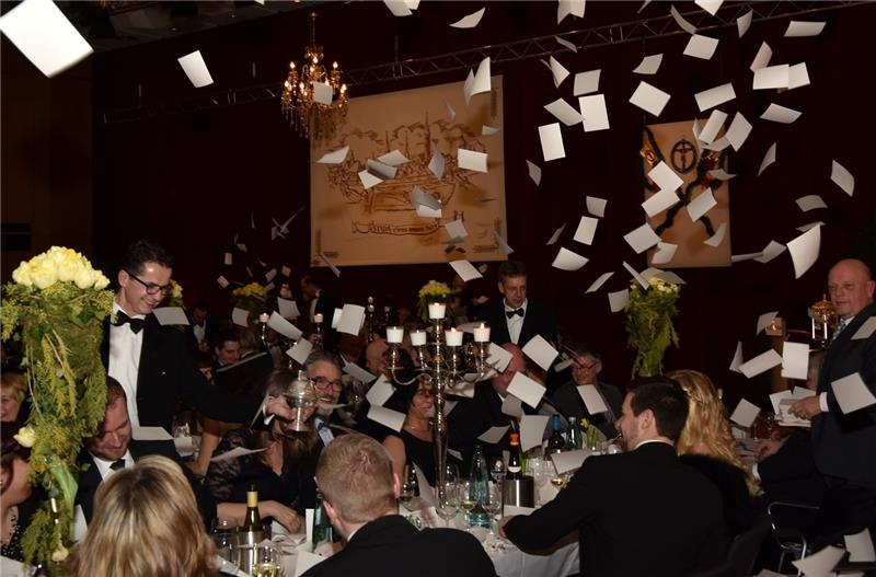 Bei dem traditionellen Stiftungsfest der St.-Pankratii-Brüderschaft im Stadeum darf der Papierwurf nicht fehlen. Foto Schattke