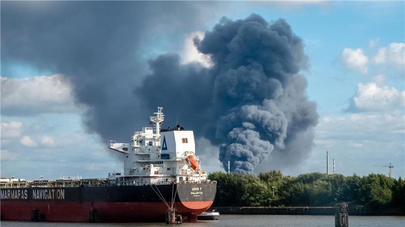 Größtes Feuer auf Gelände in Hamburger Hafen gelöscht Bei dem verheerenden Feuer wurden mehrere Menschen verletzt.