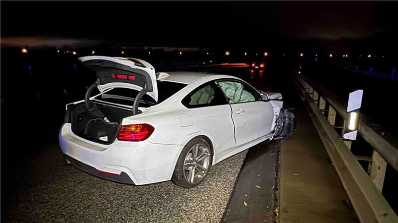 Bei dem weißen BMW riss unter anderem die Vorderachse heraus.