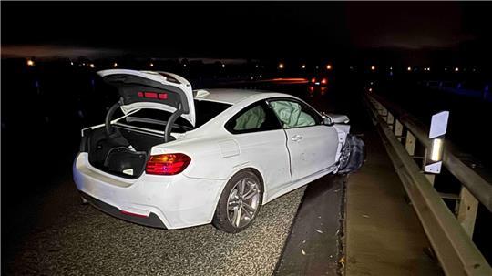 Bei dem weißen BMW riss unter anderem die Vorderachse heraus.