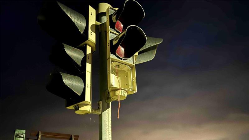 In der Nacht der Sturmflut: Unbekannte wüten am Lühe-Anleger Bei den Ampeln an der Kreuzung Elbdeich/Fährstraße wurden Sichtblenden und Leuchtmittel herausgerissen.