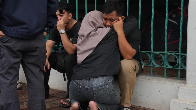 Zahl der Toten bei Zugunglück in Indonesien steigt Bei den Angehörigen herrschten Trauer und Verzweiflung.
