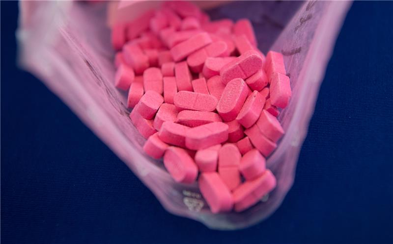 Bei den Angeklagten wurden mehr als 150 Kilogramm Betäubungsmittel gefunden, unter anderem Ecstasy (Symbolbild). Foto: Boris Roessler/dpa