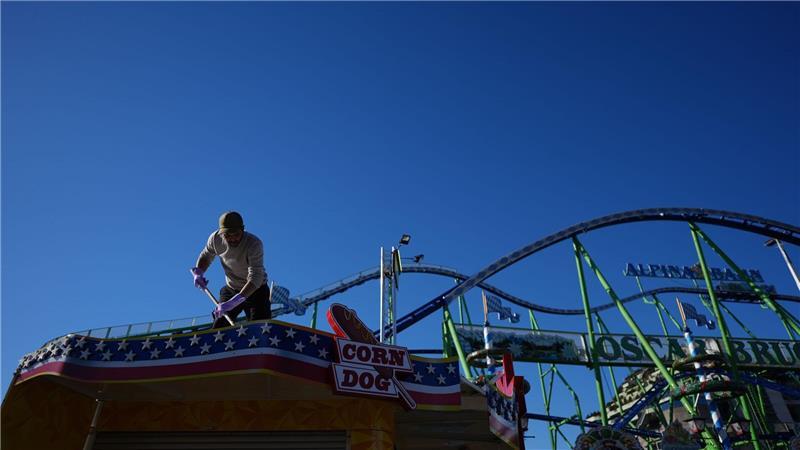 Hamburger Frühlingsdom eröffnet - Comebeck für Riesen-Achterbahn Bei den Aufbauarbeiten für den diesjährigen Frühlingsdom spielte sogar das Wetter mit. (Archivbild)