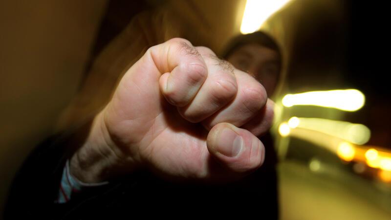 Großfamilien blockieren Straße – dann fliegen die Fäuste Ein Mann hält eine Faust in die Kamera.