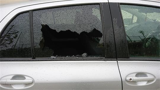Bei den Autoaufbrüchen in Stade sind wie auf diesem Archivbild jeweils Seitenscheiben eingeschlagen worden. 