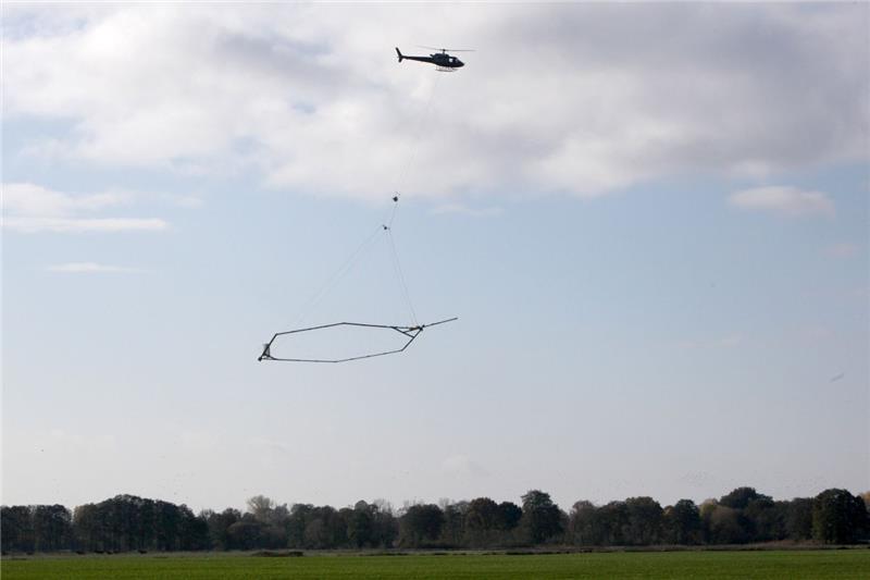 Warum derzeit so viele Hubschrauber im Kreis Harburg kreisen Bei den Befliegungen schleppt ein Hubschrauber in rund 30 Metern Höhe eine Antenne über die Geländeoberfläche. Foto: LBEG/Bruns