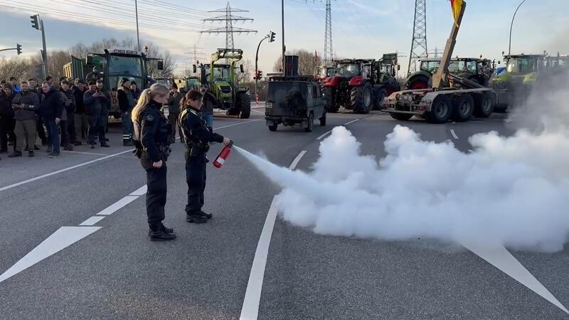 Protest: Bauern zündeln auf Finkenwerder Ring – Verkehrschaos in Hamburg Bei den Blockaden der Bauern auf dem Finkenwerder Ring wurden Feuer entzündet und Pyrotechnik gezündet. Dort blockieren Bauern die Zufahrt u.a zur Köhlbrandbrücke und zur A7 Anschlussstelle Waltershof.