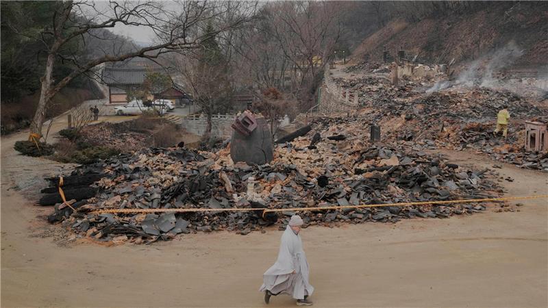 Waldbrände in Südkorea weitgehend eingedämmt Bei den Bränden ist der über tausend Jahre alte Gounsa-Tempel zerstört worden.