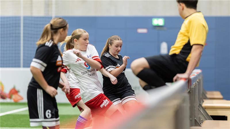 Bei den C-Juniorinnen ging es engagiert, aber immer fair um jeden Ball. Hier muss der Schiri sportlich Platz machen.