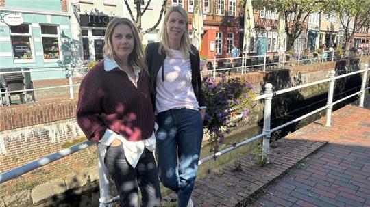Komparsin Kristina Gottschalck (rechts) mit Hauptdarstellerin Felicitas Woll am Fleth in Buxtehude.