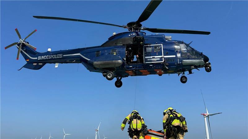 Bei den Einsätzen auf hoher See unterstützt auch die Bundespolizei, wie hier mit einem Hubschrauber vom Typ „Super Puma“.