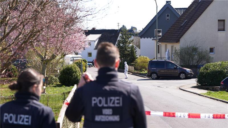 Bei den Ermittlungen zu dem Dreifachmord im Westerfald geht die Polizei auch möglichen Lebenszeichen des Tatverdächtigen im Internet nach.  
