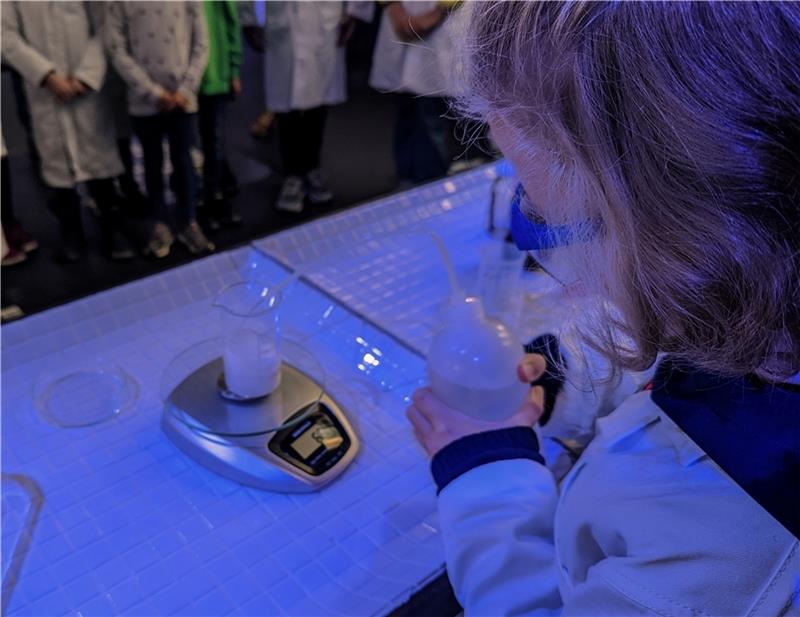 Bei den Experimenten dürfen die Besucher selbst Hand anlegen. Foto: Hillrichs/Natureum