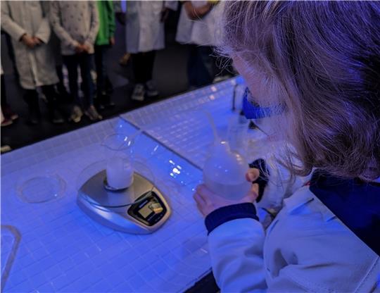 Bei den Experimenten dürfen die Besucher selbst Hand anlegen. Foto: Hillrichs/Natureum