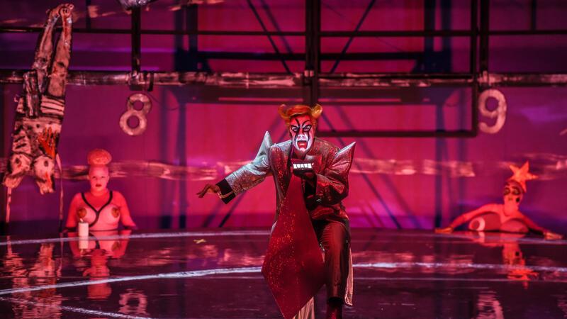 Szene aus Parsifal mit einer in rotes Licht getauchten Bühne