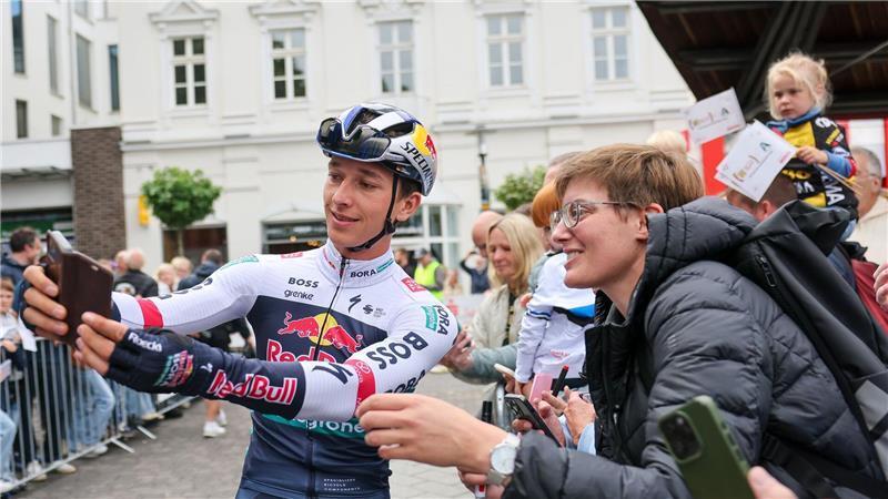 Deutschland Tour als Triumphfahrt: Rad-Fans feiern Lipowitz Bei den Fans im Mittelpunkt: Florian Lipowitz
