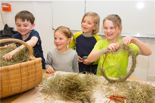 Bei den „Ferien-Erlebnistagen“ basteln die Kinder unter Anleitung für Ostern. Foto: FLMK