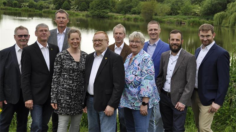Erstmals im Samtgemeinderat: Horneburgerin will machen statt meckern Bei den Freien Wählern Aue fand Sonja Rehsöft (vierte von links) gemeinsam mit Ehemann Markus Rehsöft (zweiter rechts) ihre politische Heimat.