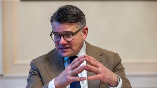 Bei den Kommunalwahlen entscheidet sich nach den Worten von Regierungschef Rhein, wie die Menschen „zur Politik stehen und wie sie die Demokratie bewerten“.