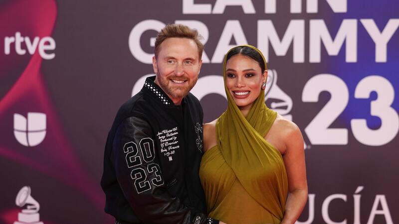 Bei den Latin Grammy Awards in Sevilla posierten David Guetta und seine Jessica mit dem Babybauch.