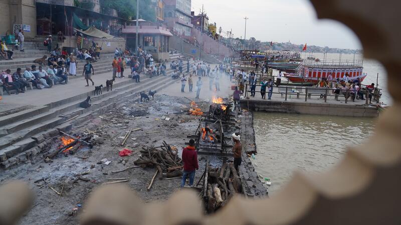 Bei den Leichenverbrennungen schauen neben den Angehörigen auch Fremde zu.